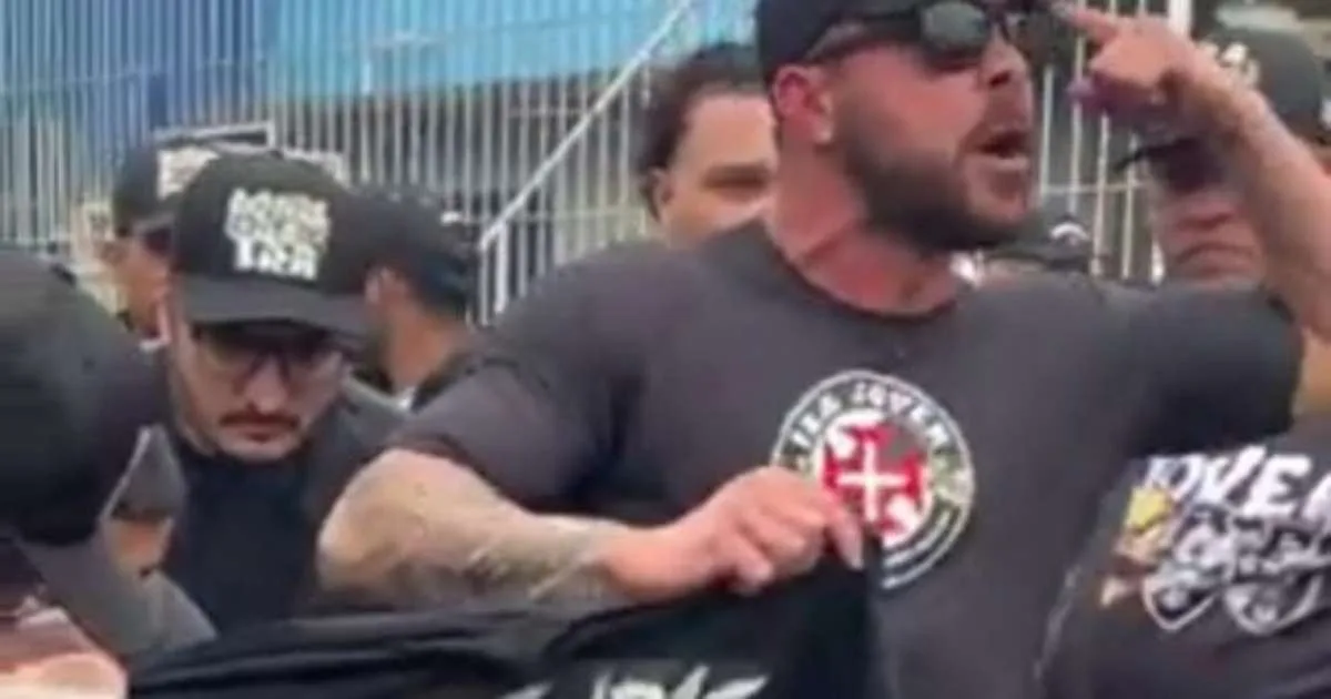 Torcida do Vasco protesta contra Coutinho e chama meia de 'Judas'