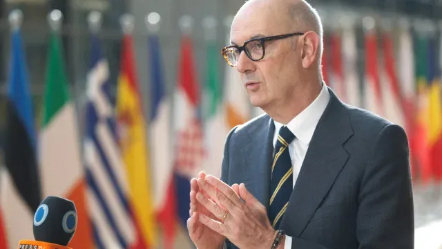 França: Ministro diz que Mélenchon faria "manguito" à zona euro