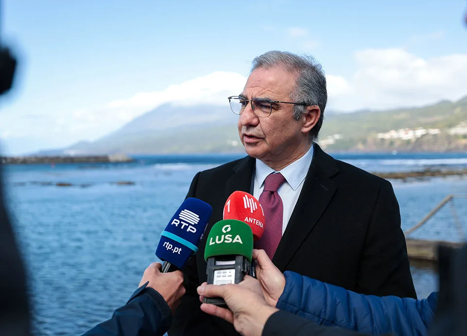 Governo de Bolieiro nos Açores testa nova organização do trabalho Almerinda Romeira / 28 Ago 2026