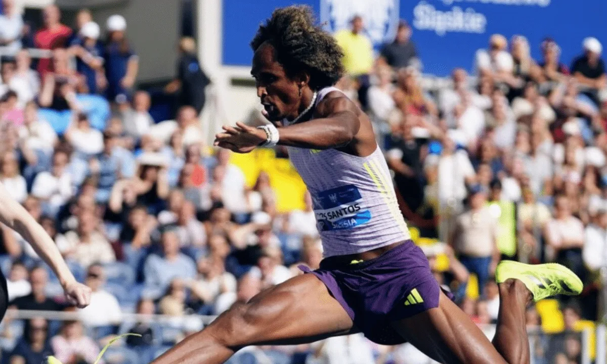 Alison dos Santos é campeão do Ultimate de Atletismo nos 400m com barreiras