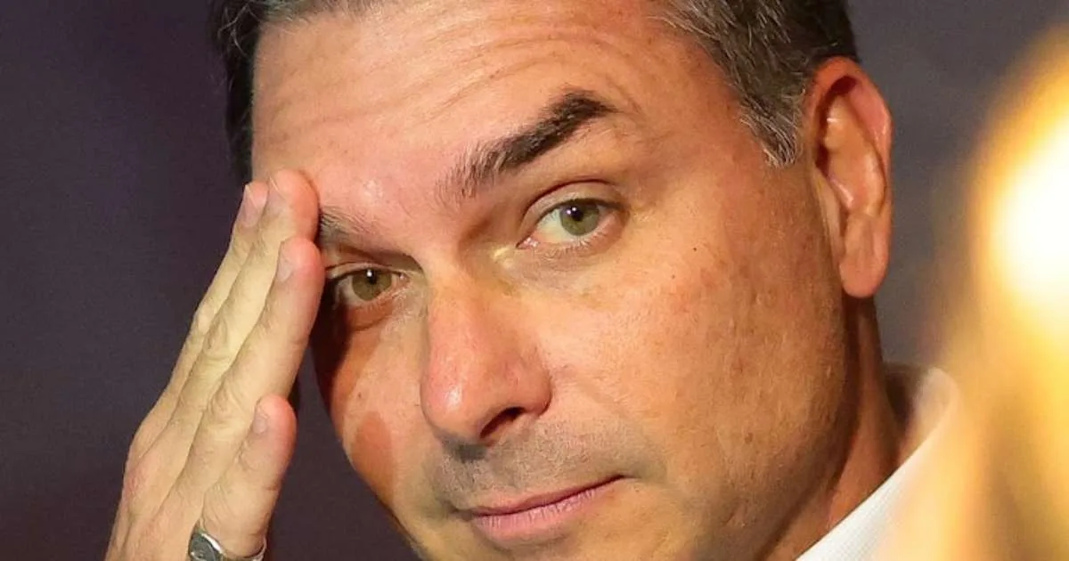 Flávio Bolsonaro registra candidatura a presidente e declara R$ 8,1 milhões em bens