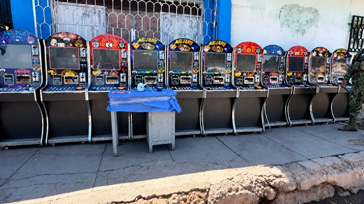 Autoridades confiscan máquinas tragamonedas y drogas en un cateo realizado en Guaymas, Sonora