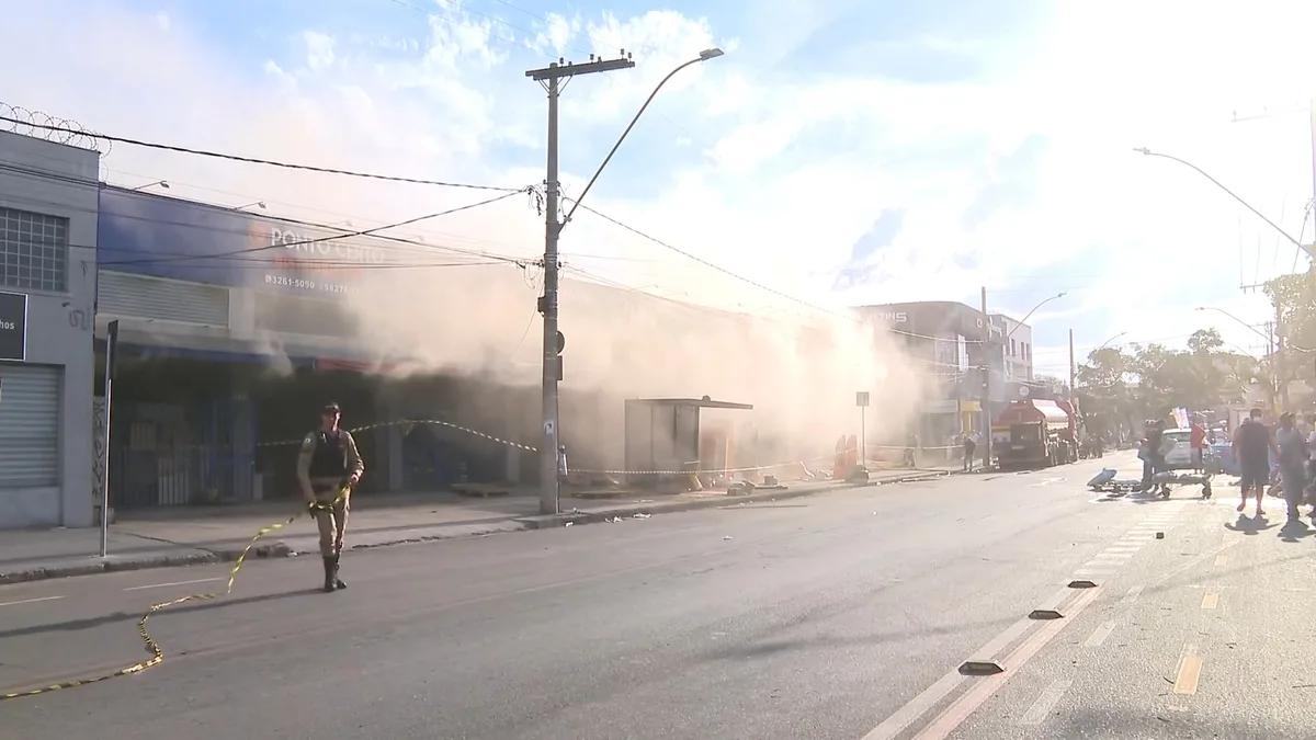 Incêndio em loja de móveis mobiliza bombeiros e esvazia imóveis em BH