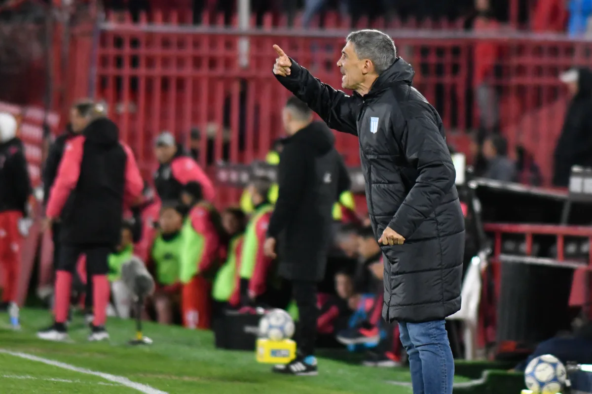 Juan Pablo Vojvoda, en la cuerda floja: reunión con Milito para definir su futuro en Racing