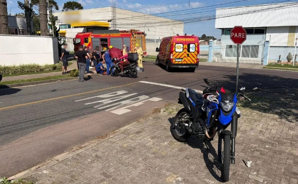 Casal em motocicleta tem suspeita de fratura após se envolver em acidente com caminhão no Pinheirinho