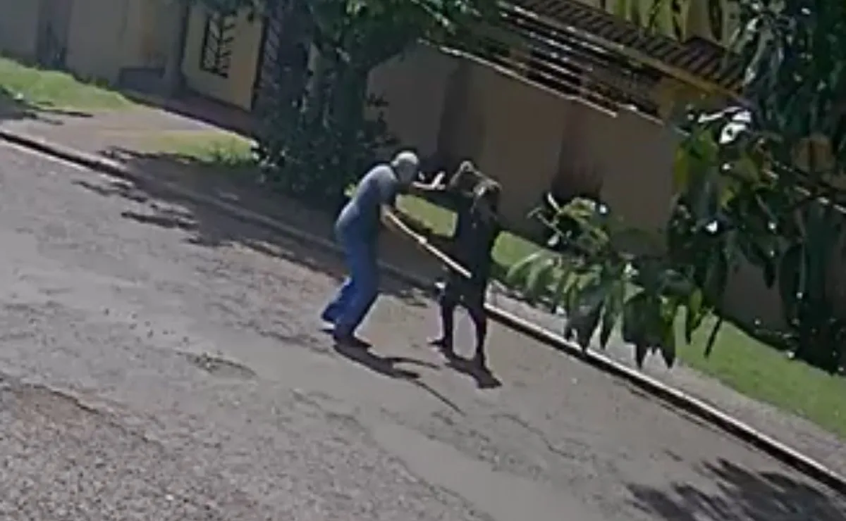 Karatê Old: idoso luta com ladrão ao tentar evitar furto de picape em Cascavel; veja vídeo