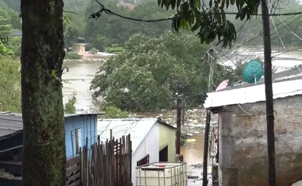Cheia do Rio Paraná provoca morte, invade casas e obriga centenas de famílias a deixarem os imóveis