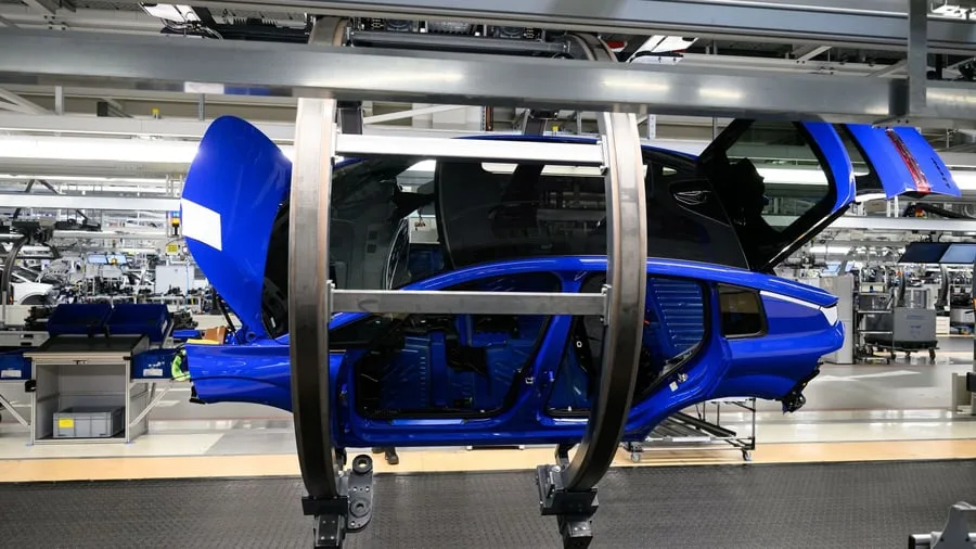 Minus bei Umsatz und Gewinn: Analyse: Deutsche Autobauer verlieren weiter an Boden