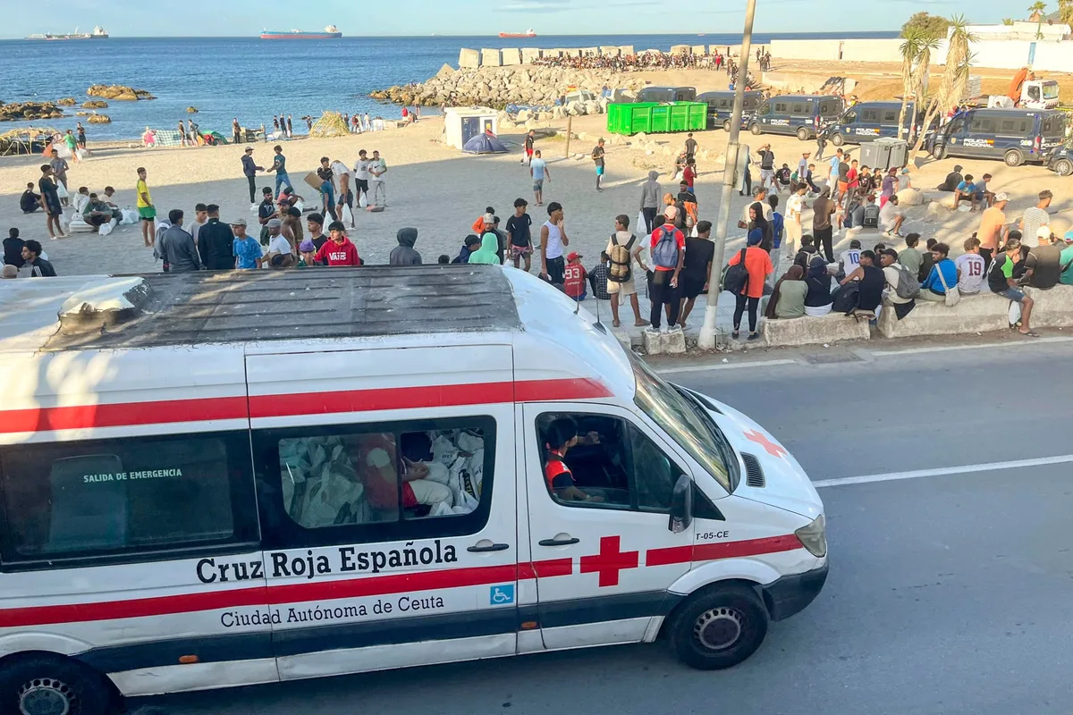 Crece la tensión en Ceuta: un centenar de personas trata de impedir el reparto de comida por parte de la Cruz Roja en la playa de El Trampolín