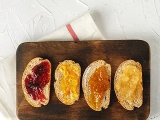 Coup de génie ou arnaque ? Cette boulangerie vend ses tartines pain-beurre-confiture 12 € la pièce et affole la Toile