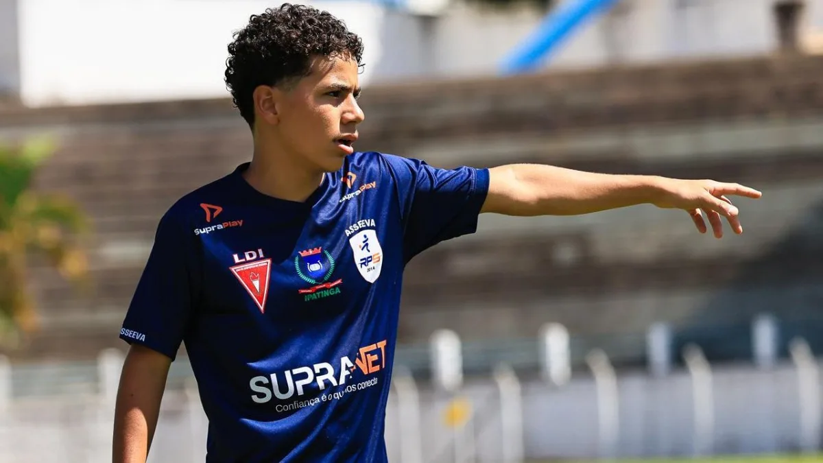 Cruzeiro contrata lateral-direito de 13 anos, destaque do futebol do Vale do Aço