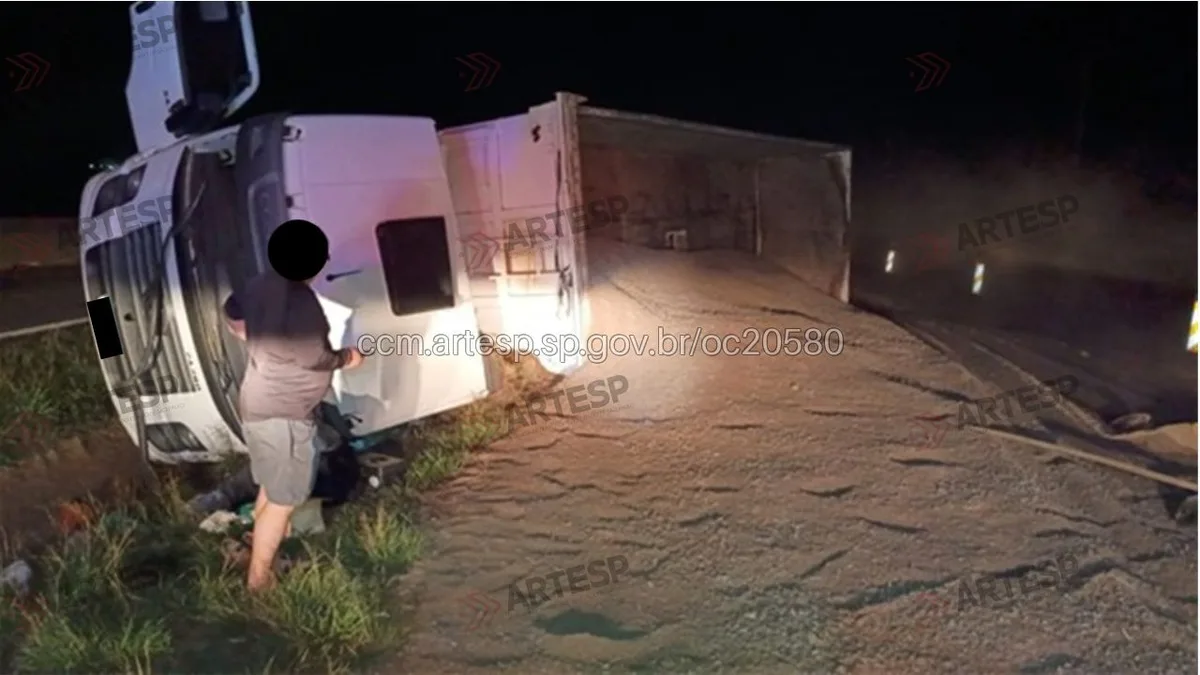 Carreta carregada com adubo tomba e interdita rodovia de Tatuí