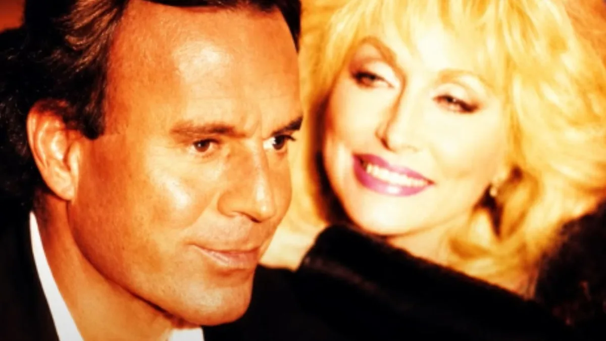 Julio Iglesias dice adiós a Dolly Parton con una imagen de su histórico dúo de 1994: "Qué privilegio fue cantar contigo"