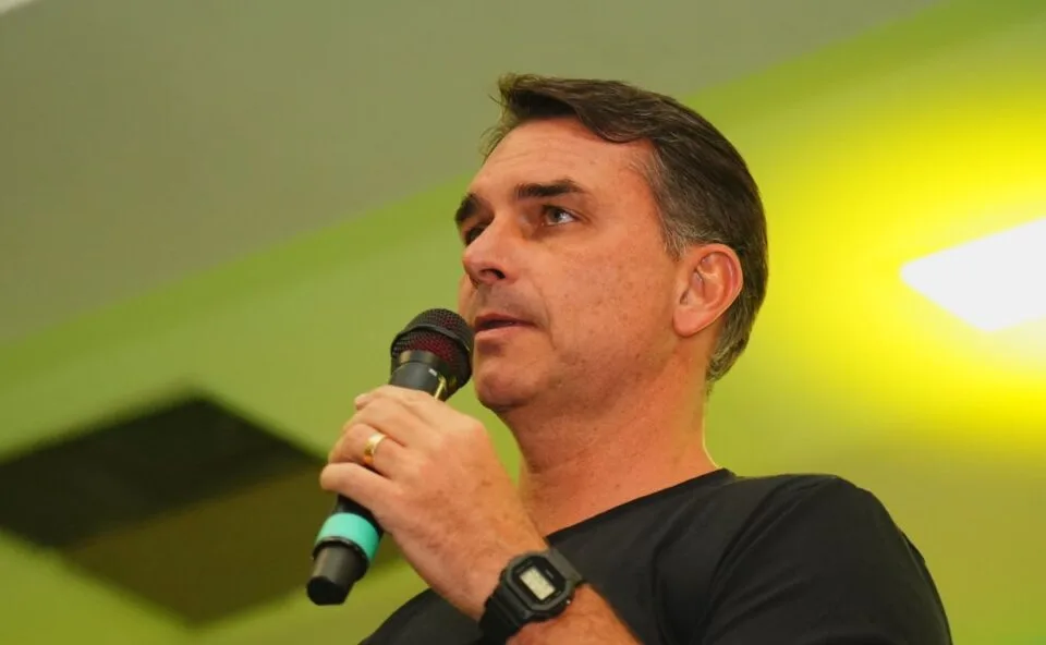 Assessora de Flávio Bolsonaro negociou emenda com condenado no caso Marielle, aponta relatório da PF