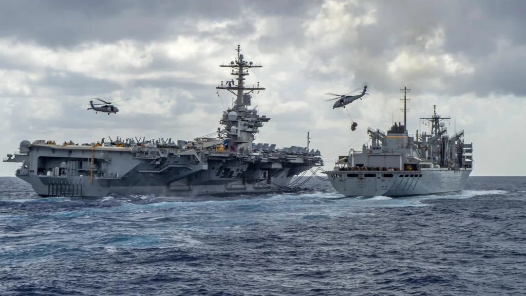 Trump nie les inquiétudes concernant l'équipage du porte-avions Lincoln, en mer depuis huit mois