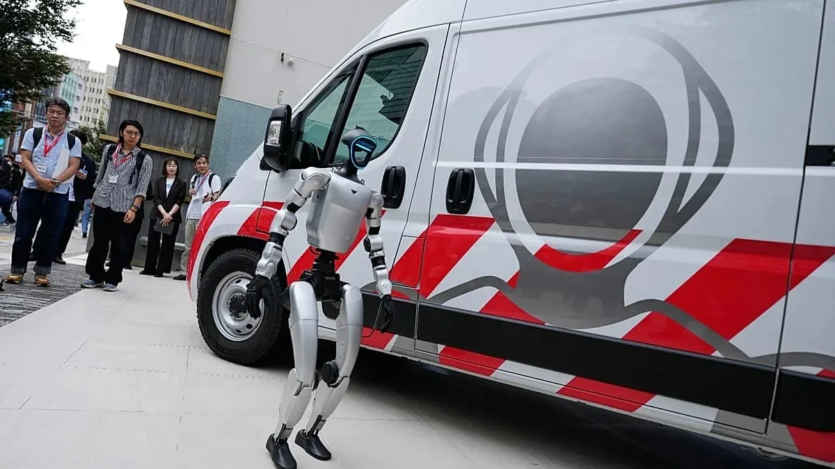 Ingenieros, piezas y hasta un robot de repuesto: así es la ambulancia del futuro de Japón para humanoides
