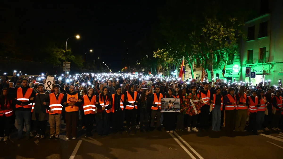 Miles de personas despiden a Maricarmen entre el silencio y la rabia en una marcha hasta su casa: "Seguiremos luchando por ti"