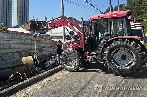 광양서 등유 탱크 옮기던 70대 2명 깔려…1명 심정지