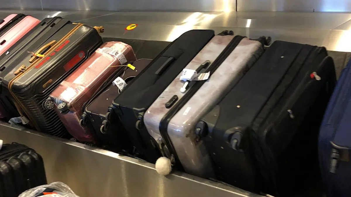 Verblüffender Trick - Warum viele Klebeband auf ihre Kofferrollen kleben