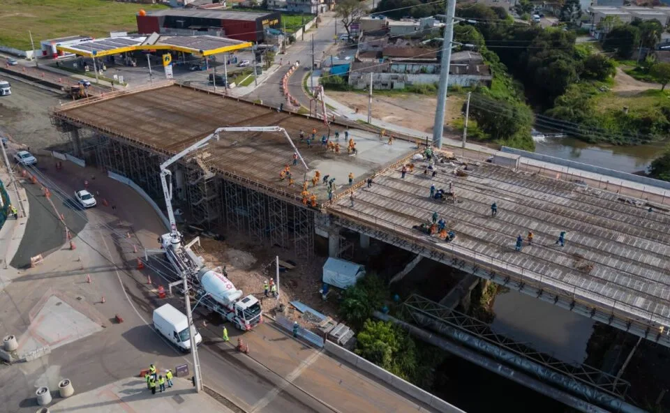 Viaduto Curitiba-Pinhais começa a receber concreto na base da futura pista; veja fotos