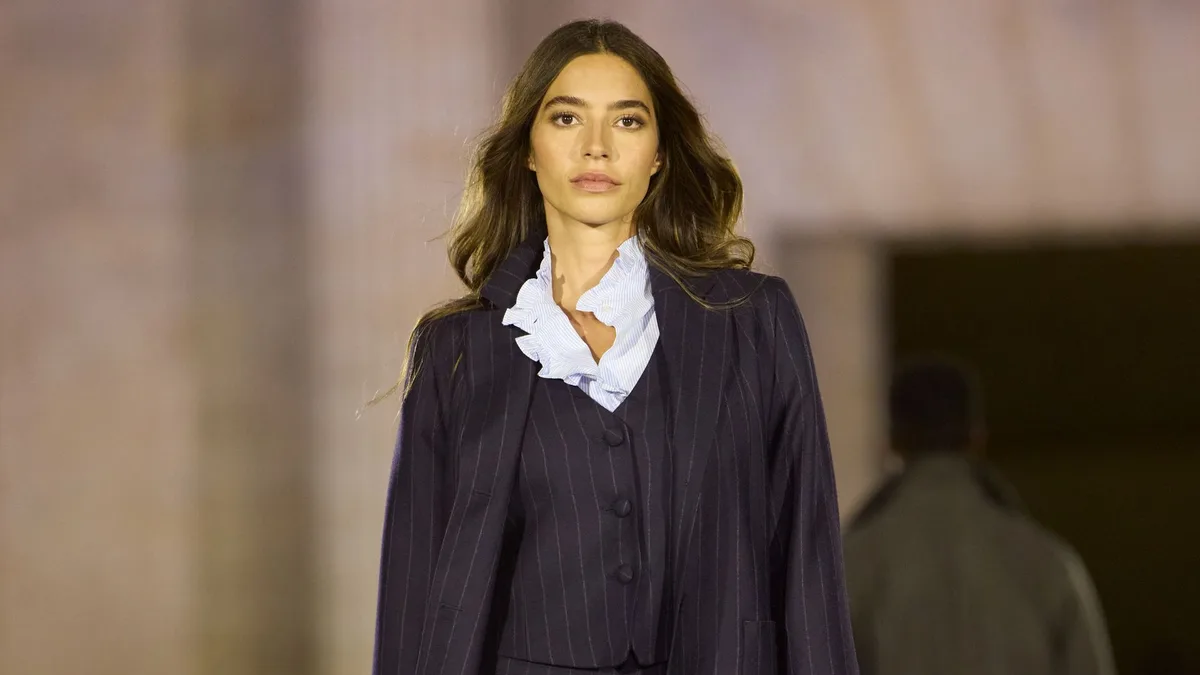 Rocío Crusset y Beltrán Lozano, protagonistas del desfile de Silbon sobre una pasarela de excepción: el Puente Romano de Córdoba