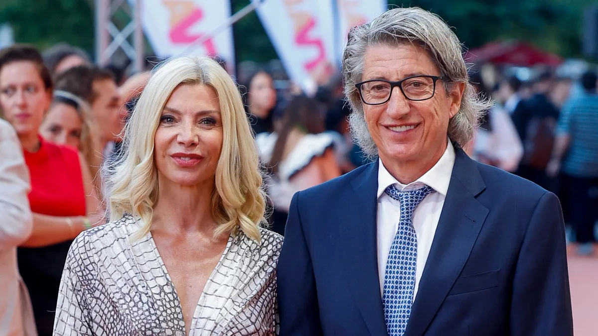 La periodista Eva Armenteros derrocha amor con Juan Carlos Rivero en el FesTVal 2026 y coincide allí con su ex Óscar Martínez