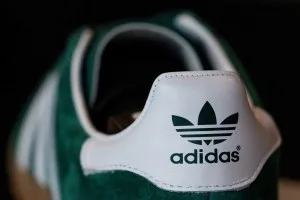 Adidas processa marca australiana que criou design com listras para roupas