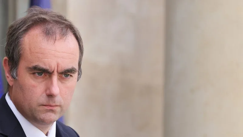 "10 euros d'économie par plein": Sébastien Lecornu explique comment il va obliger les stations à baisser les prix à la pompe