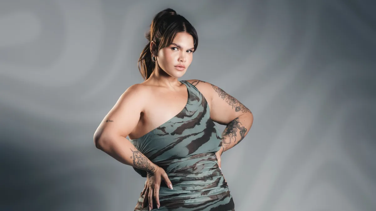 Thais Carla engata romance e mostra anel de compromisso
