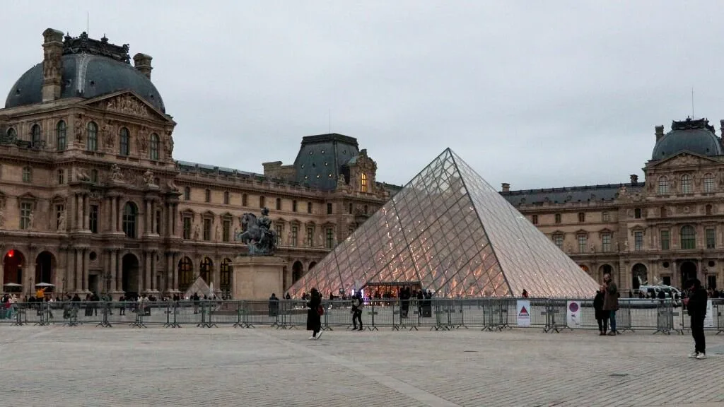 El director del Louvre advirtió que el museo deberá cerrar sus puertas si no se activa un plan de modernización