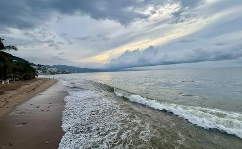 Puerto Vallarta vive aparente calma antes de que "Simón" desate su furia