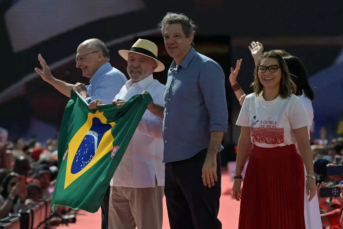Janja homenageia Marisa Letícia em ato de lançamento da campanha de Lula
