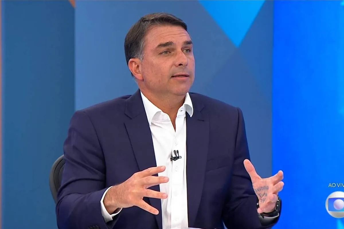 Flávio Bolsonaro renega ajuste fiscal; direita já pode defender a democracia