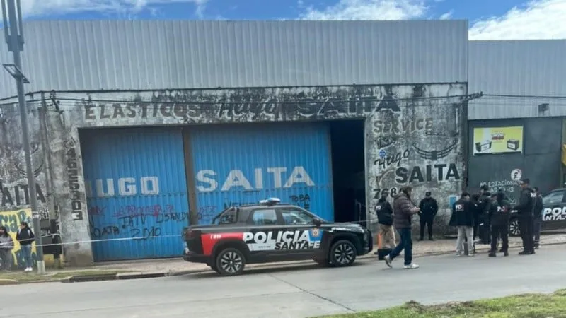 Un mecánico murió aplastado mientras trabajaba en Rosario: se le cayó un colectivo encima