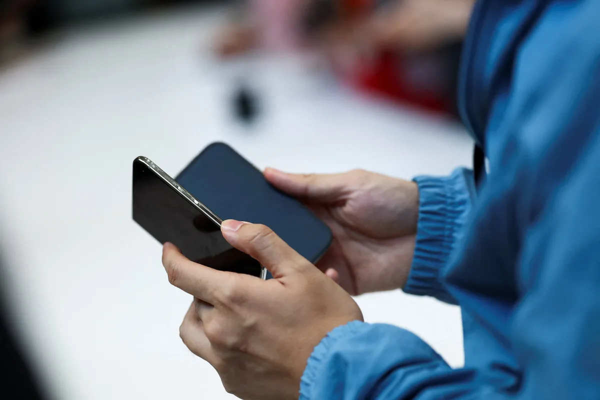 Apple reveló que arreglar la pantalla plegable del iPhone Duo sale casi tan caro como comprar otro