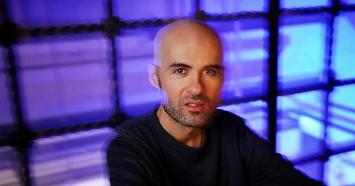 Daniel Morales: "Instagram me regaló la voz con la que pude escribir 'Cuaderno inglés'"