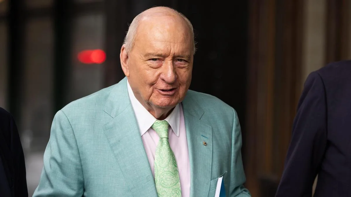 Alan Jones trial hears accuser sent ‘flirty’ texts to radio host to ‘curry favour’ after alleged assaults