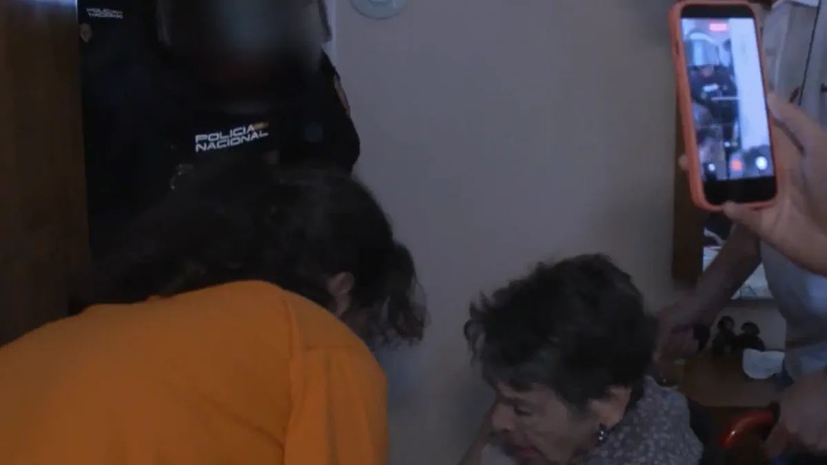 Las palabras de un policía a Maricarmen en el desahucio: "Te apoyamos y estamos contigo, pero tenemos que hacer nuestro trabajo"