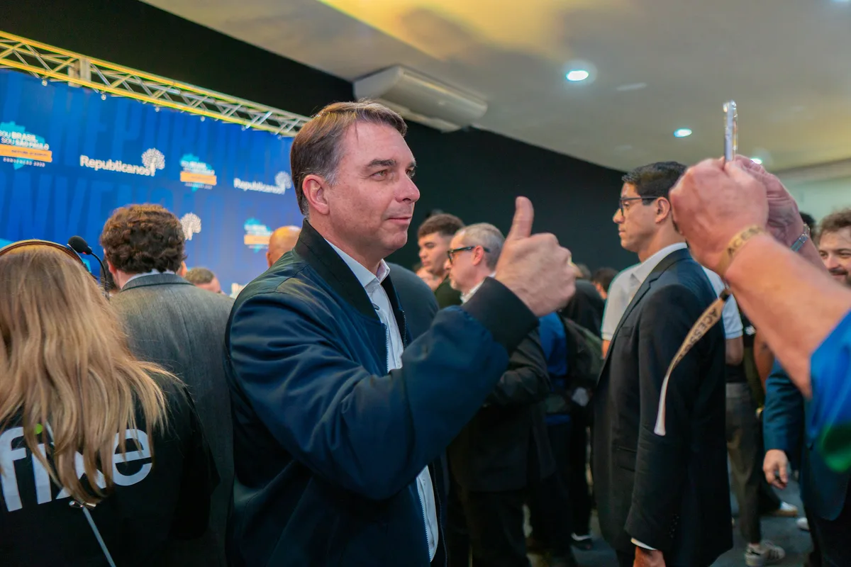 Flávio Bolsonaro corrige informação sobre pós-graduação na UFRJ