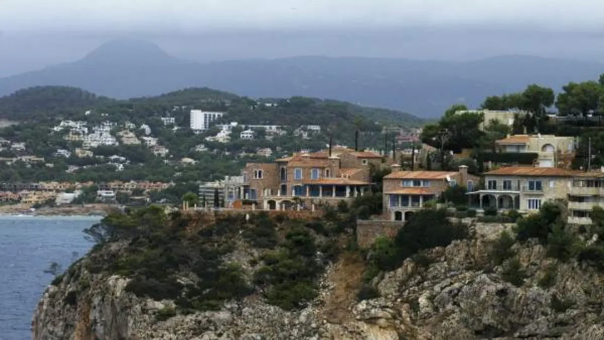La compra de vivienda por extranjeros que viven fuera del país cae un 18% aunque pagan precios un 77% más alto que los españoles