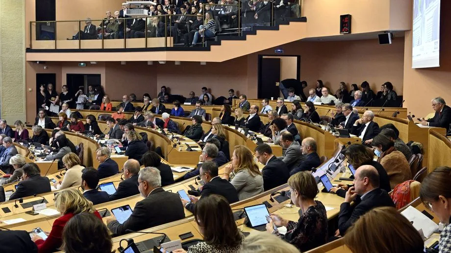 "On vient rééquilibrer les choses" : le conseil régional du Grand Est vote pour une écotaxe sur les poids lourds