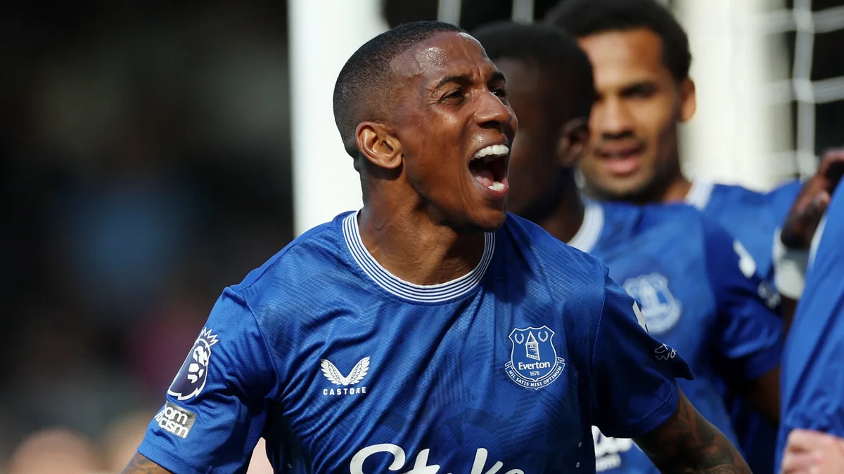 El lado B del fútbol de élite: la historia de Ashley Young, de ser rechazado a los 15 años a jugar sin cartílago en la cadera