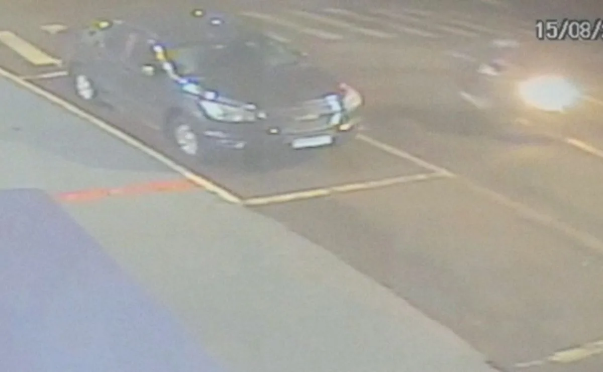 Motorista fantasma? Caminhonete desceu a rua sozinha e atingiu poste em Cascavel; veja vídeo