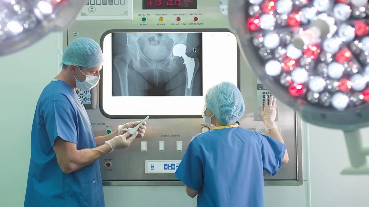 Forscher finden Spuren - Wandert Metall aus künstlichen Hüften ins Gehirn?