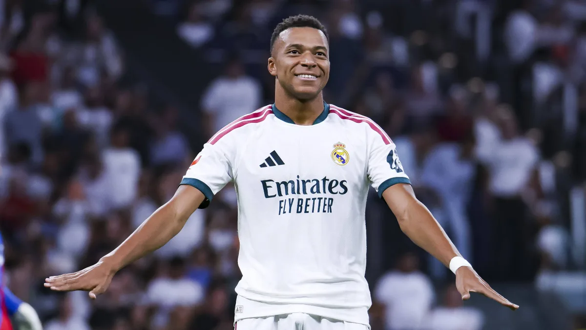 Com Vini Jr solidário, Mbappé se redime e lateral contestado brilha em vitória do Real Madrid