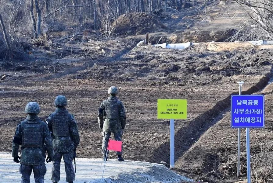 Una explosión hiere a tres oficiales militares surcoreanos dentro de la zona desmilitarizada fronteriza con Corea del Norte