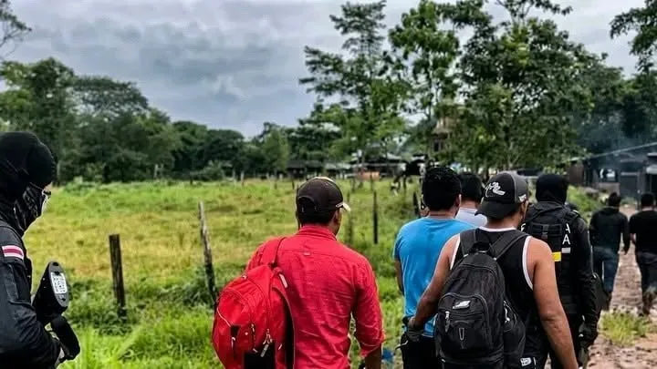 Autoridades costarricenses detienen a 21 nicaragüenses en operativo contra la minería ilegal en Crucitas