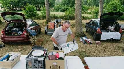 NOS JOURS HEUREUX. "C'est Noël avant l'heure" : entre trouvailles et retrouvailles, les plaisirs simples d'une journée dans un vide-greniers estival