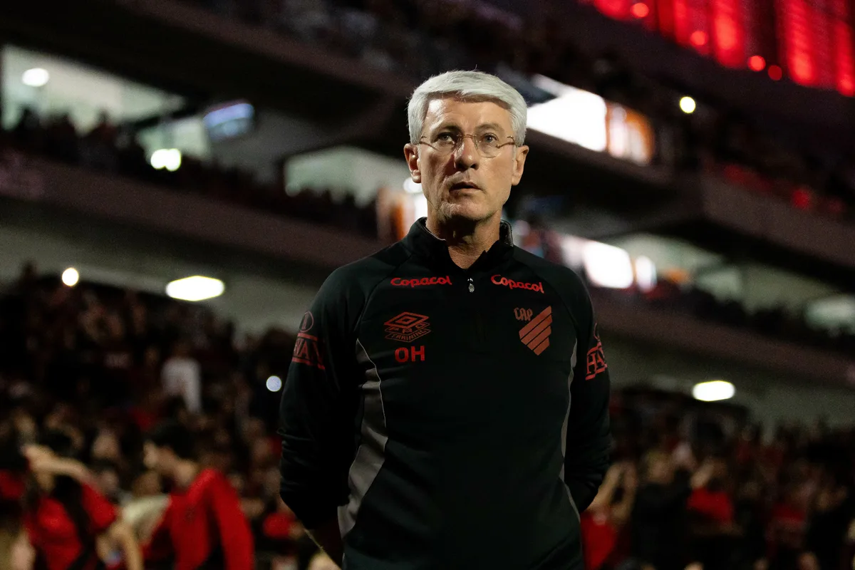 Odair fala sobre Léo Derik, condenado por estupro, e explica decisão técnica jogo a jogo