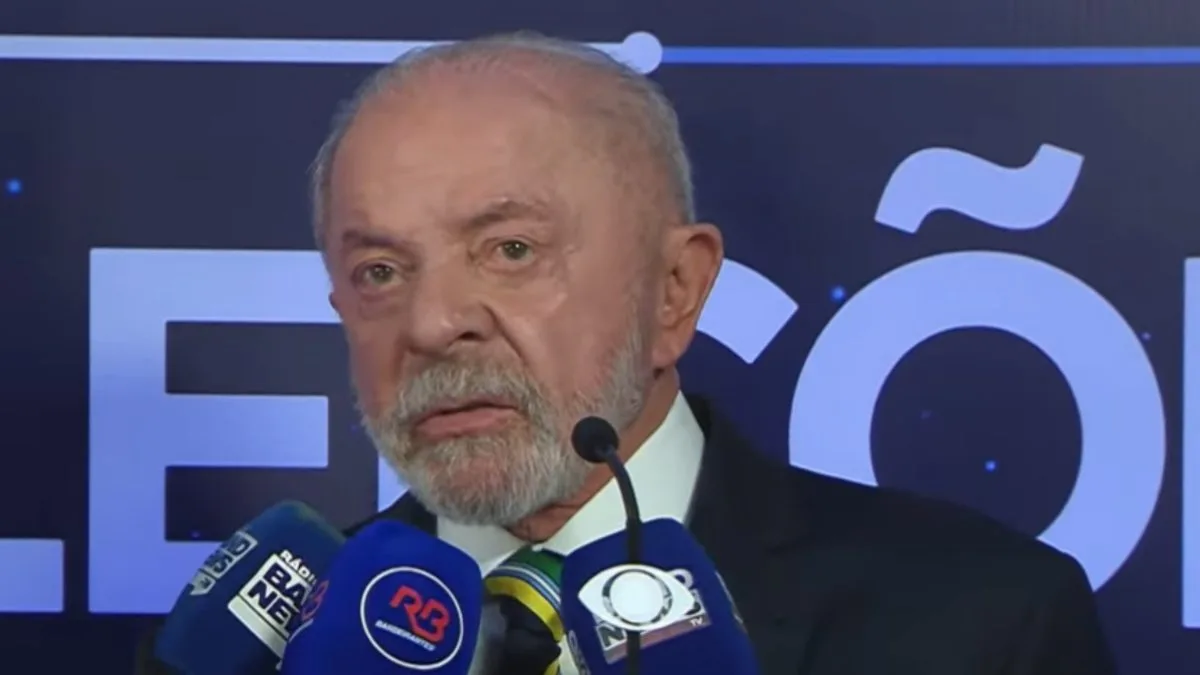 Lula chega à Band com Janja para debate presidencial e diz que política brasileira tem se empobrecido